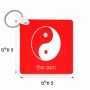 מחזיק מפתחות בצורת ריבוע בעיצוב אישי עם השם שלך בעיצוב סמל יינג יאנג גודל המחזיק 5 × 5 ס"מ