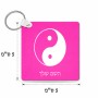 מחזיק מפתחות בצורת ריבוע בעיצוב אישי עם השם שלך בעיצוב סמל יינג יאנג גודל המחזיק 5 × 5 ס"מ