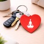 מחזיק מפתחות בצורת לב בעיצוב אישי עם השם שלך בעיצוב אימון יוגה גודל המחזיק 5 × 5 ס"מ
