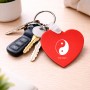 מחזיק מפתחות בצורת לב בעיצוב אישי עם השם שלך בעיצוב סמל יינג יאנג גודל המחזיק 5 × 5 ס"מ