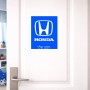 שלט אלומיניום גדול לחדר בעיצוב אישי עם השם שלך בעיצוב הונדה 2 גודל השלט 20 × 25 ס"מ.