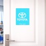 שלט אלומיניום גדול לחדר בעיצוב אישי עם השם שלך בעיצוב טויוטה גודל השלט 20 × 25 ס"מ.
