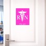 שלט אלומיניום גדול לחדר בעיצוב אישי עם השם שלך בעיצוב אחות מוסמכת גודל השלט 20 × 25 ס"מ.