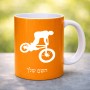 ספל תה \ קפה בעיצוב אישי עם השם שלך בעיצוב רוכב אופניים גודל הספל 325 מ"ל