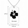 שרשרת דיסקיט מאלומיניום בעיצוב אישי עם השם שלך בעיצוב פרח היביסקוס גודל הדיסקיט 2.9 × 5 ס"מ