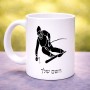 ספל תה \ קפה בעיצוב אישי עם השם שלך בעיצוב סקי גודל הספל 325 מ"ל