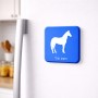 מגנט למקרר בעיצוב אישי עם השם שלך בעיצוב סוס גודל המגנט 6.5 × 6.5 ס"מ