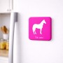מגנט למקרר בעיצוב אישי עם השם שלך בעיצוב סוס גודל המגנט 6.5 × 6.5 ס"מ
