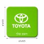 מגנט למקרר בעיצוב אישי עם השם שלך בעיצוב טויוטה גודל המגנט 6.5 × 6.5 ס"מ