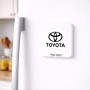 מגנט למקרר בעיצוב אישי עם השם שלך בעיצוב טויוטה גודל המגנט 6.5 × 6.5 ס"מ