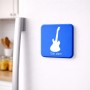 מגנט למקרר בעיצוב אישי עם השם שלך בעיצוב גיטרה גודל המגנט 6.5 × 6.5 ס"מ