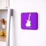 מגנט למקרר בעיצוב אישי עם השם שלך בעיצוב גיטרה גודל המגנט 6.5 × 6.5 ס"מ