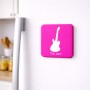 מגנט למקרר בעיצוב אישי עם השם שלך בעיצוב גיטרה גודל המגנט 6.5 × 6.5 ס"מ