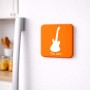 מגנט למקרר בעיצוב אישי עם השם שלך בעיצוב גיטרה גודל המגנט 6.5 × 6.5 ס"מ