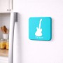 מגנט למקרר בעיצוב אישי עם השם שלך בעיצוב גיטרה גודל המגנט 6.5 × 6.5 ס"מ