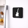 מגנט למקרר בעיצוב אישי עם השם שלך בעיצוב גיטרה גודל המגנט 6.5 × 6.5 ס"מ