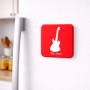 מגנט למקרר בעיצוב אישי עם השם שלך בעיצוב גיטרה גודל המגנט 6.5 × 6.5 ס"מ
