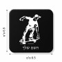 מגנט למקרר בעיצוב אישי עם השם שלך בעיצוב ילד סקייטבורד גודל המגנט 6.5 × 6.5 ס"מ