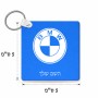 מחזיק מפתחות בצורת ריבוע בעיצוב אישי עם השם שלך בעיצוב ב.מ.וו גודל המחזיק 5 × 5 ס"מ