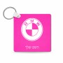 מחזיק מפתחות בצורת ריבוע בעיצוב אישי עם השם שלך בעיצוב ב.מ.וו גודל המחזיק 5 × 5 ס"מ