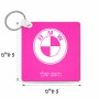 מחזיק מפתחות בצורת ריבוע בעיצוב אישי עם השם שלך בעיצוב ב.מ.וו גודל המחזיק 5 × 5 ס"מ
