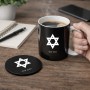 ספל תה \ קפה + תחתית עגולה בעיצוב אישי עם השם שלך בעיצוב מגן דוד - מגן דוד - ישראל גודל הספל 325 מ"ל קוטר התחתית 10 ס"מ