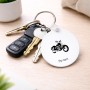 מחזיק מפתחות בצורת עיגול בעיצוב אישי עם השם שלך בעיצוב הארלי-דיווידסון גודל המחזיק 5 × 5 ס"מ