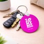 מחזיק מפתחות בצורת עיגול בעיצוב אישי עם השם שלך בעיצוב נשקי את חבר שלי גודל המחזיק 5 × 5 ס"מ