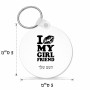 מחזיק מפתחות בצורת עיגול בעיצוב אישי עם השם שלך בעיצוב לנשק את החברה שלי גודל המחזיק 5 × 5 ס"מ
