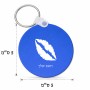 מחזיק מפתחות בצורת עיגול בעיצוב אישי עם השם שלך בעיצוב שפתיים - נשיקה גודל המחזיק 5 × 5 ס"מ