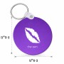 מחזיק מפתחות בצורת עיגול בעיצוב אישי עם השם שלך בעיצוב שפתיים - נשיקה גודל המחזיק 5 × 5 ס"מ