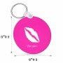 מחזיק מפתחות בצורת עיגול בעיצוב אישי עם השם שלך בעיצוב שפתיים - נשיקה גודל המחזיק 5 × 5 ס"מ