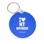 מחזיק מפתחות בצורת עיגול בעיצוב אישי עם השם שלך בעיצוב אוהבת את החבר שלי גודל המחזיק 5 × 5 ס"מ