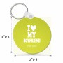מחזיק מפתחות בצורת עיגול בעיצוב אישי עם השם שלך בעיצוב אוהבת את החבר שלי גודל המחזיק 5 × 5 ס"מ