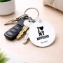 מחזיק מפתחות בצורת עיגול בעיצוב אישי עם השם שלך בעיצוב אוהבת את החבר שלי גודל המחזיק 5 × 5 ס"מ