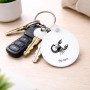 מחזיק מפתחות בצורת עיגול בעיצוב אישי עם השם שלך בעיצוב מזלות - עקרב גודל המחזיק 5 × 5 ס"מ