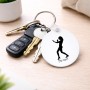 מחזיק מפתחות בצורת עיגול בעיצוב אישי עם השם שלך בעיצוב אישה מגוננת גודל המחזיק 5 × 5 ס"מ