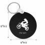 מחזיק מפתחות בצורת עיגול בעיצוב אישי עם השם שלך בעיצוב מוטוקרוס גודל המחזיק 5 × 5 ס"מ