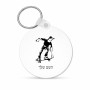 מחזיק מפתחות בצורת עיגול בעיצוב אישי עם השם שלך בעיצוב ילד סקייטבורד גודל המחזיק 5 × 5 ס"מ