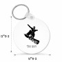 מחזיק מפתחות בצורת עיגול בעיצוב אישי עם השם שלך בעיצוב סנובורדיסט גודל המחזיק 5 × 5 ס"מ
