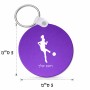 מחזיק מפתחות בצורת עיגול בעיצוב אישי עם השם שלך בעיצוב שחקנית כדורגל - אישה גודל המחזיק 5 × 5 ס"מ