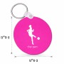 מחזיק מפתחות בצורת עיגול בעיצוב אישי עם השם שלך בעיצוב שחקנית כדורגל - אישה גודל המחזיק 5 × 5 ס"מ