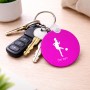 מחזיק מפתחות בצורת עיגול בעיצוב אישי עם השם שלך בעיצוב שחקנית כדורגל - אישה גודל המחזיק 5 × 5 ס"מ