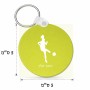 מחזיק מפתחות בצורת עיגול בעיצוב אישי עם השם שלך בעיצוב שחקנית כדורגל - אישה גודל המחזיק 5 × 5 ס"מ