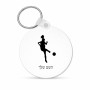 מחזיק מפתחות בצורת עיגול בעיצוב אישי עם השם שלך בעיצוב שחקנית כדורגל - אישה גודל המחזיק 5 × 5 ס"מ