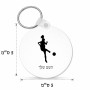 מחזיק מפתחות בצורת עיגול בעיצוב אישי עם השם שלך בעיצוב שחקנית כדורגל - אישה גודל המחזיק 5 × 5 ס"מ
