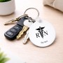 מחזיק מפתחות בצורת עיגול בעיצוב אישי עם השם שלך בעיצוב אחות מוסמכת גודל המחזיק 5 × 5 ס"מ