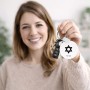 מחזיק מפתחות בצורת עיגול בעיצוב אישי עם השם שלך בעיצוב מגן דוד - מגן דוד - ישראל גודל המחזיק 5 × 5 ס"מ