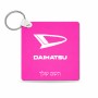 מחזיק מפתחות בצורת ריבוע בעיצוב אישי עם השם שלך בעיצוב דייהטסו גודל המחזיק 5 × 5 ס"מ