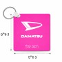 מחזיק מפתחות בצורת ריבוע בעיצוב אישי עם השם שלך בעיצוב דייהטסו גודל המחזיק 5 × 5 ס"מ